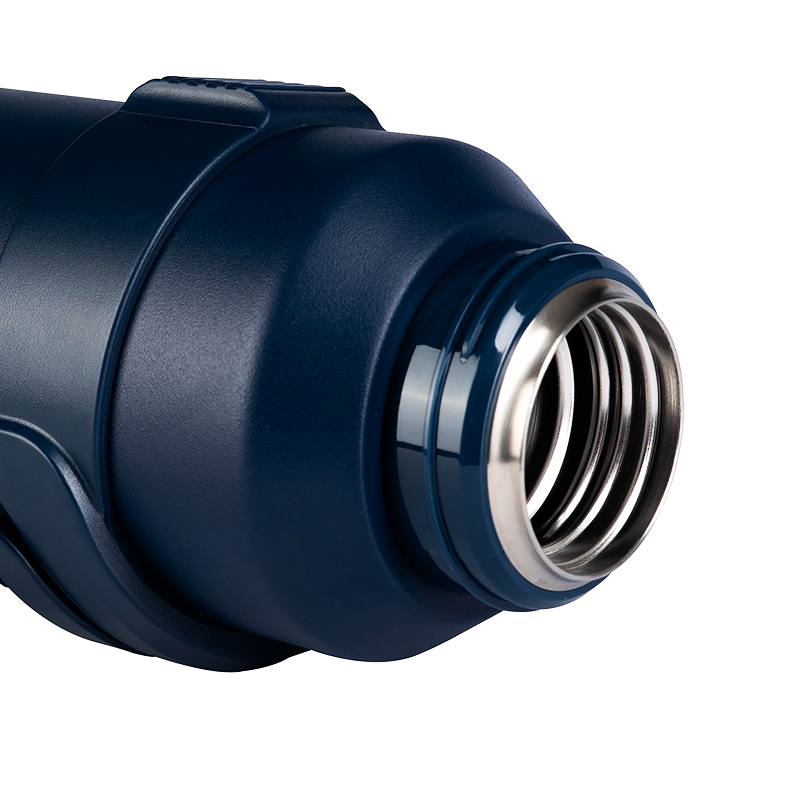 detail of Jarra de agua deportiva aislada al vacío de acero inoxidable de 1,8 l con asa