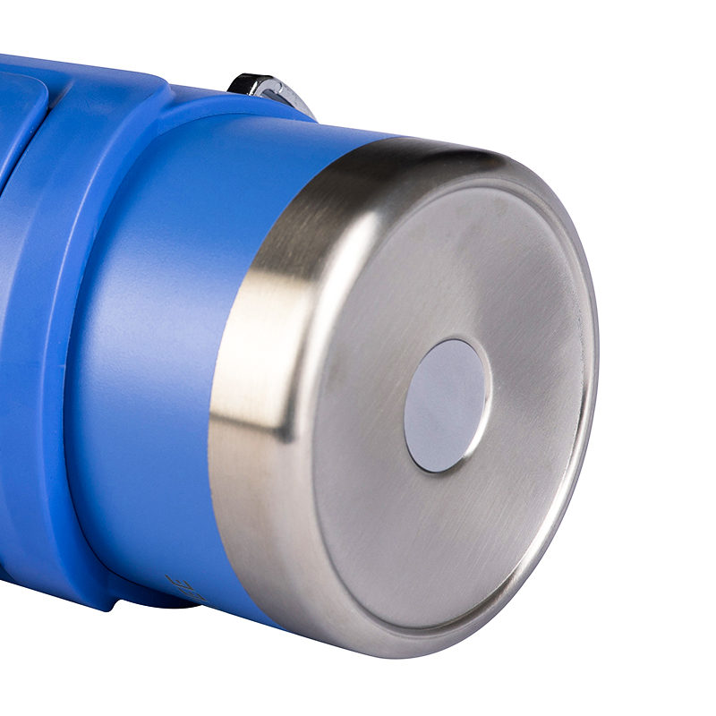 detail of Jarra de agua deportiva aislada al vacío de acero inoxidable de 1,8 l con asa