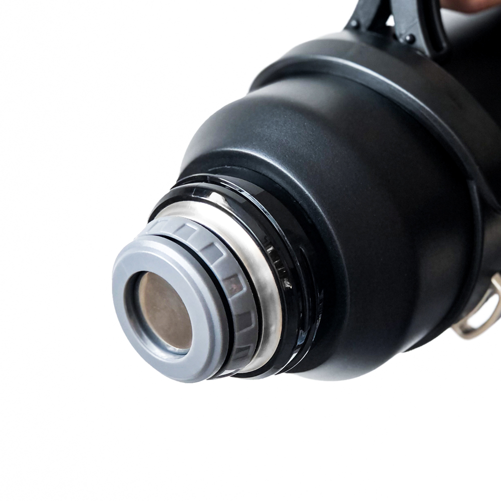 detail of Jarra de agua deportiva aislada al vacío de acero inoxidable de 1,8 l con asa